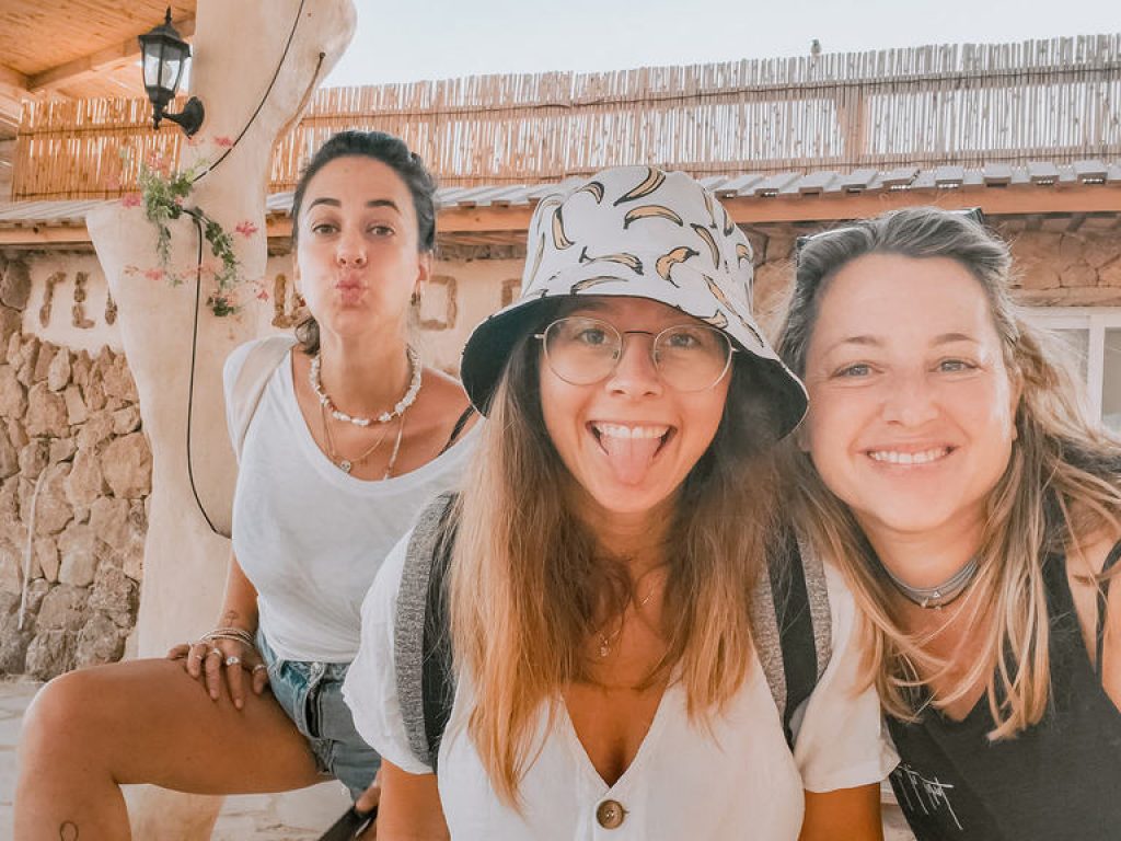 מטיילת במדבר עם בלוגרית טיולים